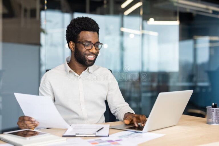 professionista che lavora al computer con documenti