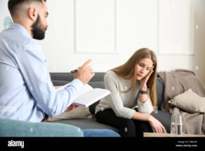 psicologo al lavoro con paziente in studio