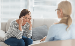 Chi Sono Gli Psicologi Aderenti Al Bonus Psicologo E Come Trovarli 8 psicologo e paziente durante una consulenza