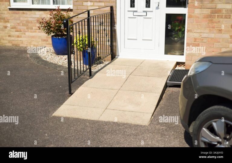 rampa accessibile vicino a ingresso di casa
