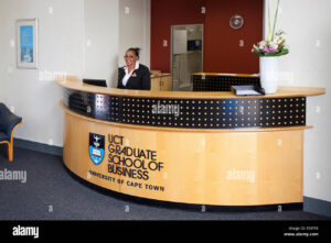 receptionist sorridente alla scrivania dingresso