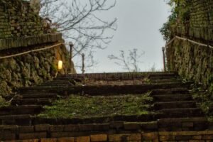 scala di mattoni che salgono verso il cielo
