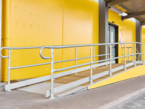 scale con corrimano e rampe accessibili