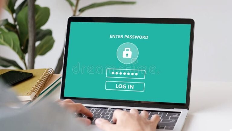 schermata login computer con mani digitanti