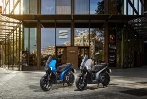 scooter elettrico 125 parcheggiato in citta