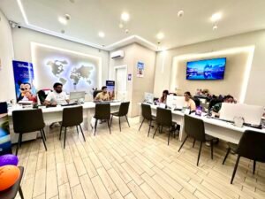 sede patronato acli con persone in attesa