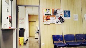 sportello caaf cgil con clienti in attesa