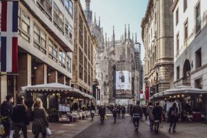 L'apertura domenicale dei negozi a Milano è consentita 1 strade commerciali affollate di milano la domenica
