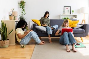 studente universitario che studia in appartamento moderno