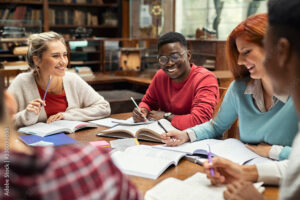 studenti felici che studiano insieme