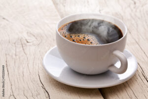 tazzina di caffe su tavolo di legno