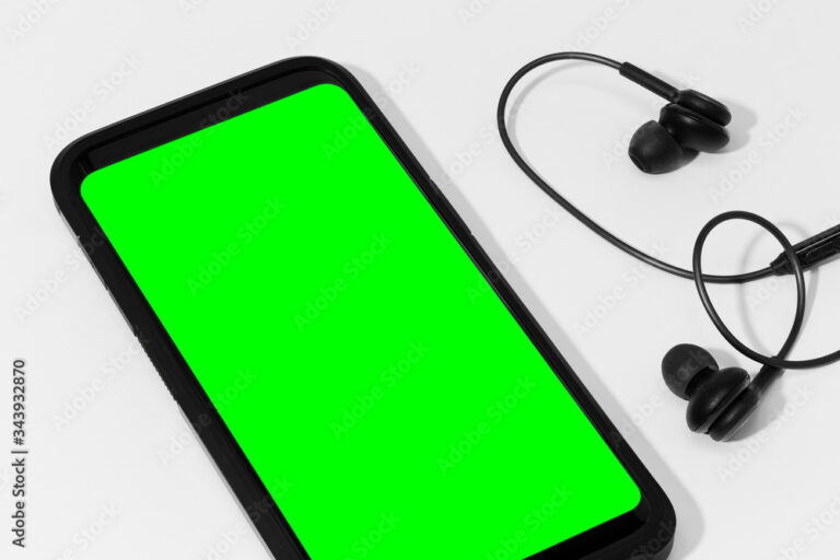 telefono con auricolare su sfondo verde