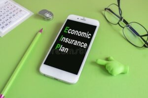 telefono verde con sfondo assicurativo