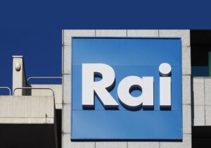 televisore acceso con logo rai sullo schermo