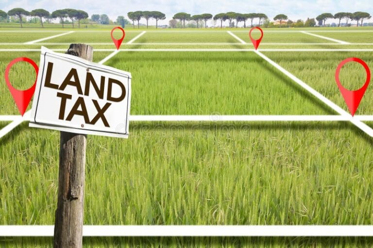 terreno agricolo verde con segnaletica fiscale