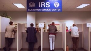 ufficio agenzia delle entrate con persone in fila