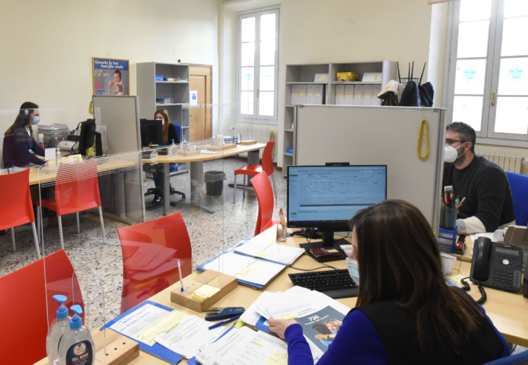 ufficio caf acli con clienti assistiti