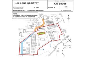 ufficio catastale con mappe e documenti cartacei