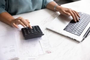 Cos'è un'Impresa da Partita IVA e Come Funziona in Italia 5 ufficio con computer fatture e calcolatrice