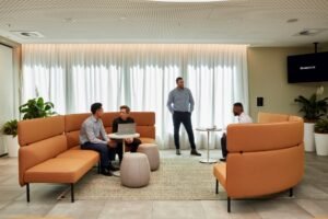 ufficio moderno con collaboratori al lavoro