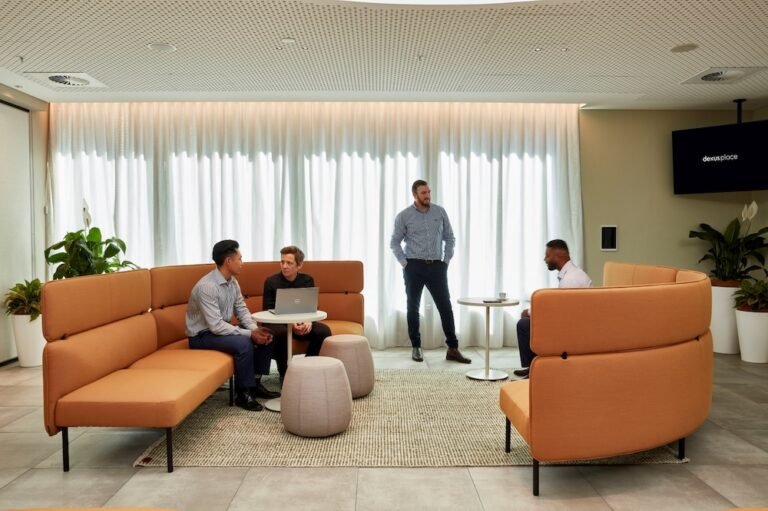 ufficio moderno con collaboratori al lavoro