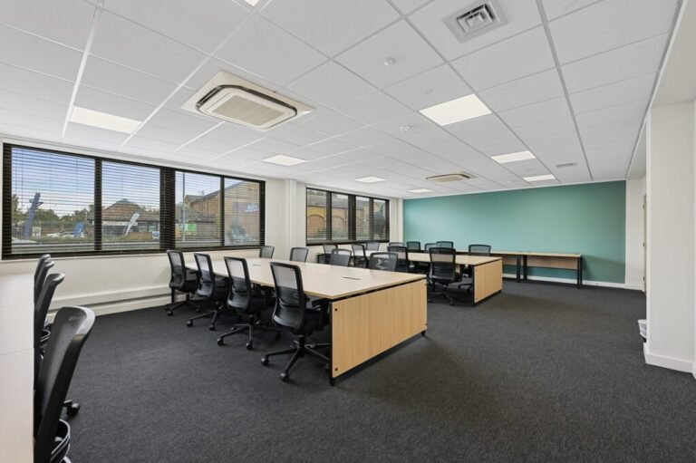 ufficio moderno con dipendente che calcola budget