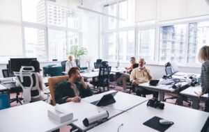 ufficio moderno con personale al lavoro