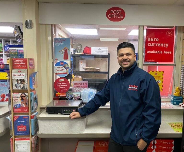 ufficio postale con clienti nel weekend