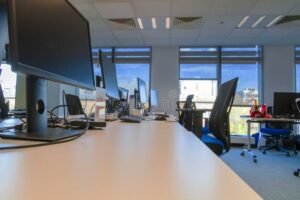 Società Inattiva Può Operare Senza Riprendere Attività Economica 11 ufficio vuoto con scrivania e computer spento