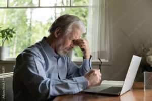 Come Funziona la Pensione per un Pensionato con Partita Iva Attiva 6 un pensionato che lavora al computer portatile