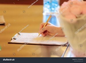una mano che firma un modulo ufficiale