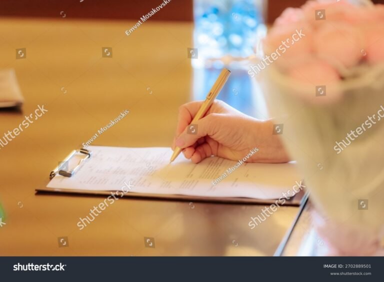 una mano che firma un modulo ufficiale