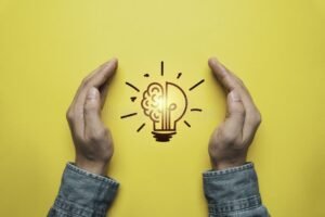 Come Funziona Il Patent Box E Quali Vantaggi Offre Alle Aziende 10 una mano che protegge un brevetto luminoso