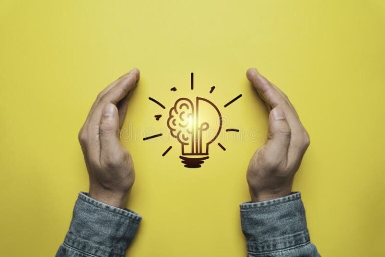 una mano che protegge un brevetto luminoso