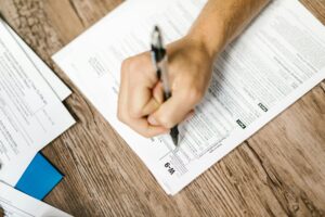 Come si Compila il Modello 7 e 30 Precompilato per la Dichiarazione 6 una persona che compila moduli cartacei