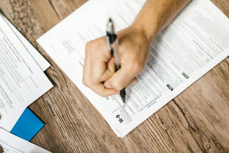 Come si Compila il Modello 7 e 30 Precompilato per la Dichiarazione 2 una persona che compila moduli cartacei