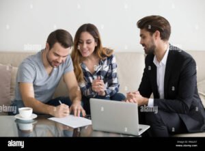 una persona felice con contratto affitto