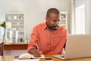 uomo che lavora al computer da casa