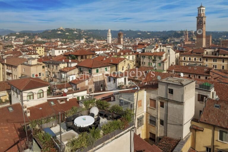 vista panoramica di verona con appartamenti